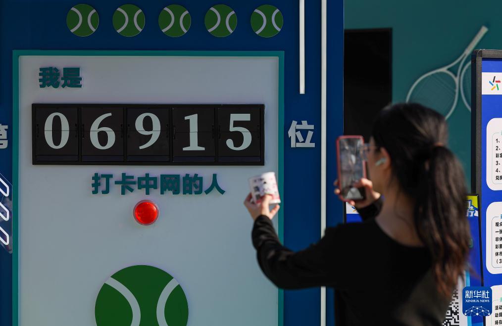 中国网球公, 正赛开赛, 石球场外